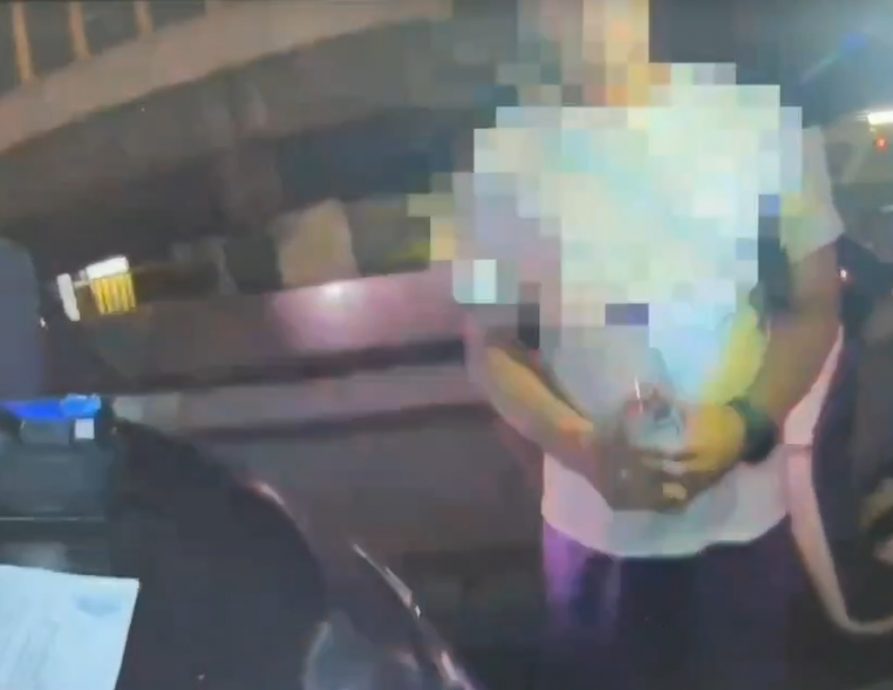 马国毕酒驾遭拦画面曝光 90度鞠躬向外界道歉