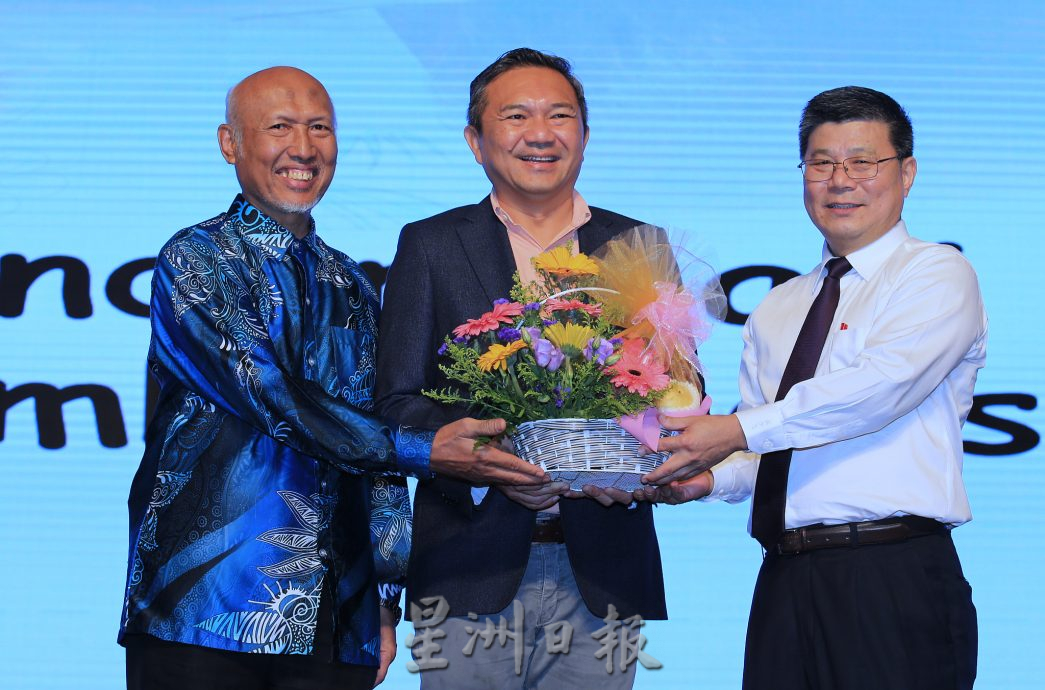 黄思汉出席2023年国际母语日作文绘画比赛颁奖典礼