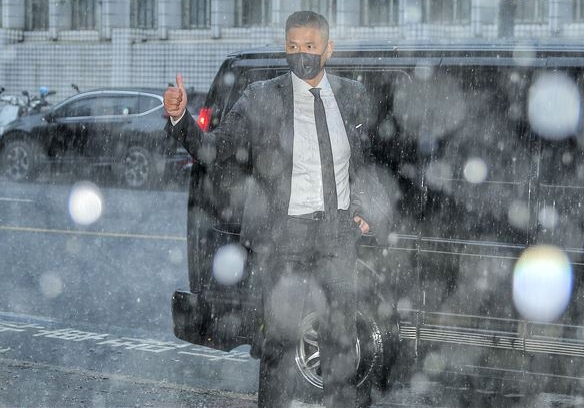 黑人赴北检雨中比赞 大牙踏雨水发文获支持