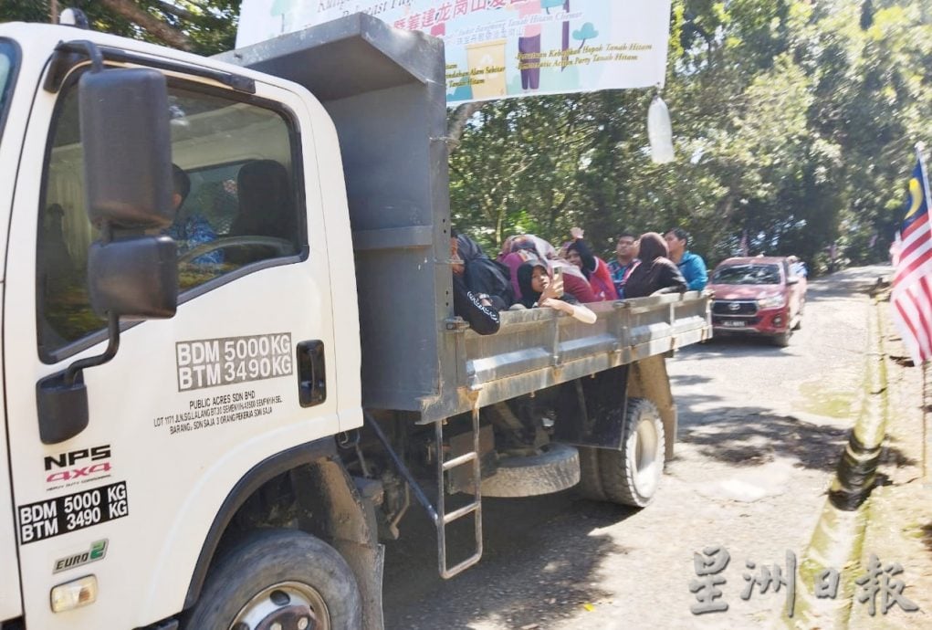 龙岗山传虎哮 警持枪护登山人下山 