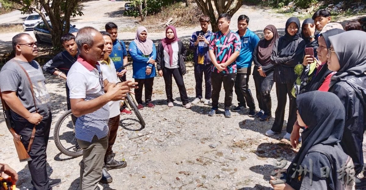 龙岗山传虎哮 警持枪护登山人下山 