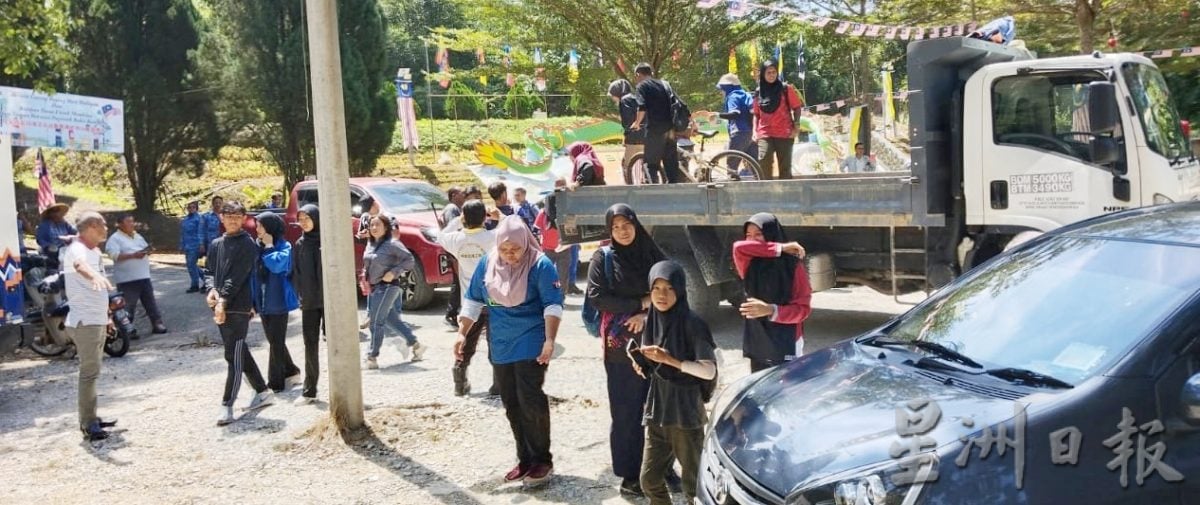 龙岗山传虎哮 警持枪护登山人下山 