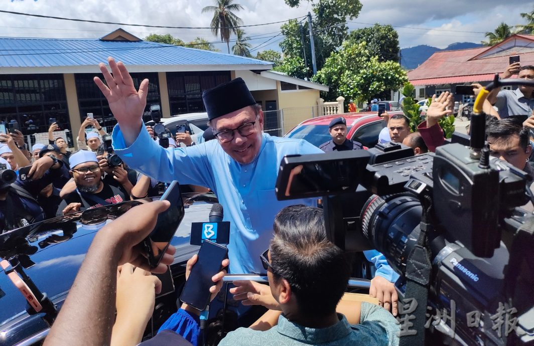 民调指仅24%巫裔满意首相 安华:分析有缺陷