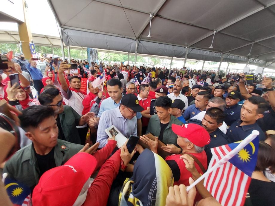 (全国)首相安华 宣布提高稻农津贴金 至500每吨