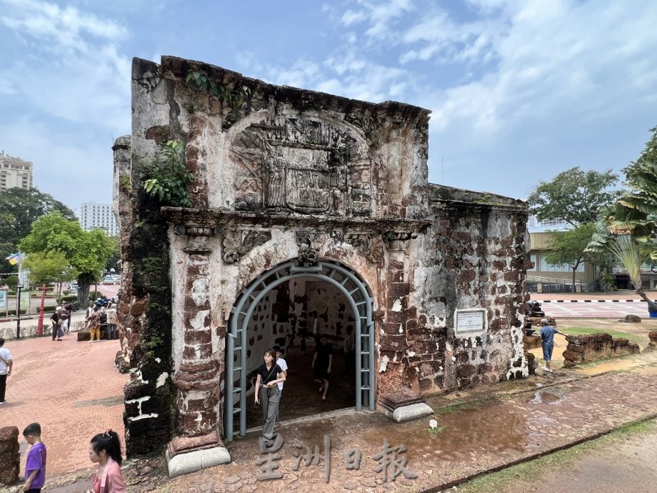（古城封底主文）《用眼睛去旅游》：古城门