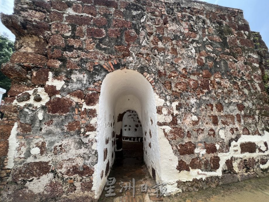 （古城封底主文）《用眼睛去旅游》：古城门