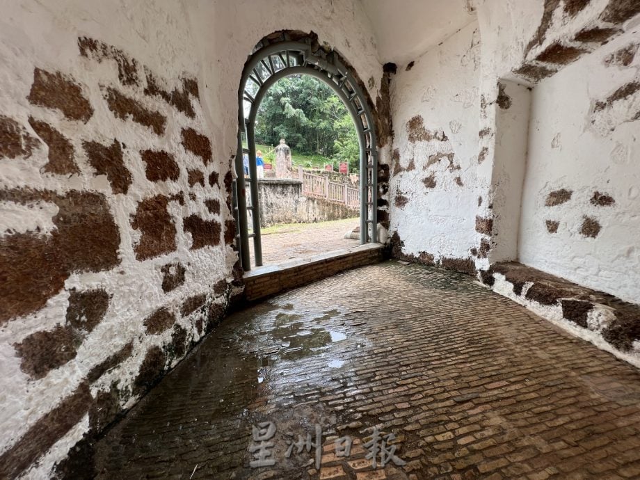 （古城封底主文）《用眼睛去旅游》：古城门