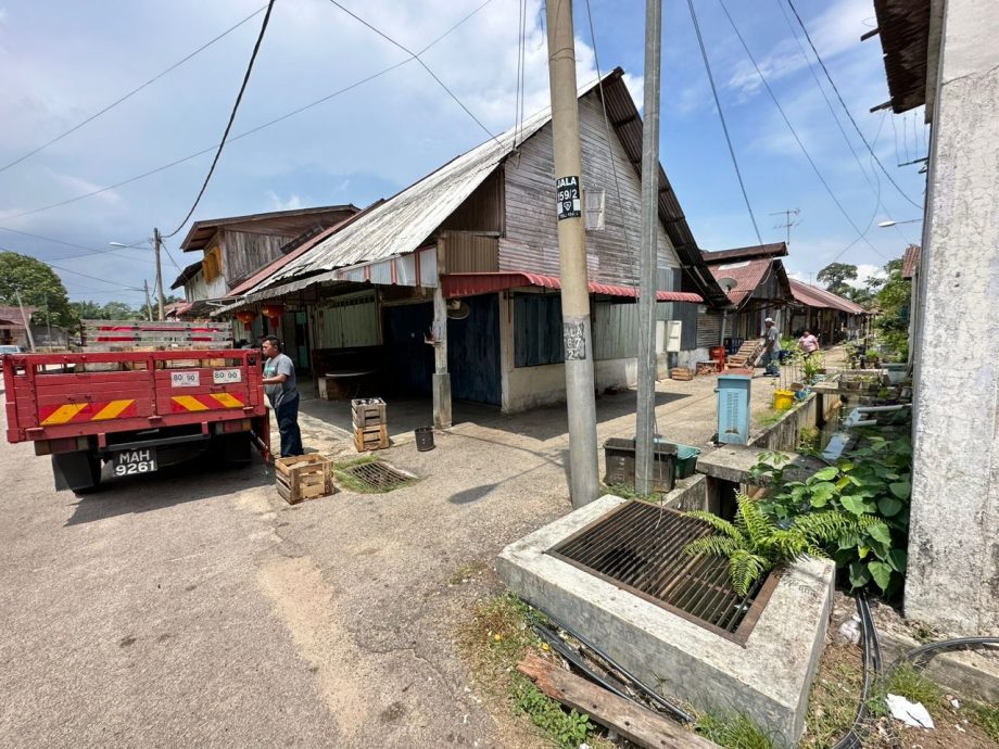 (古城封底主文)乡镇情深每逢周一见报:亚沙汉金山村