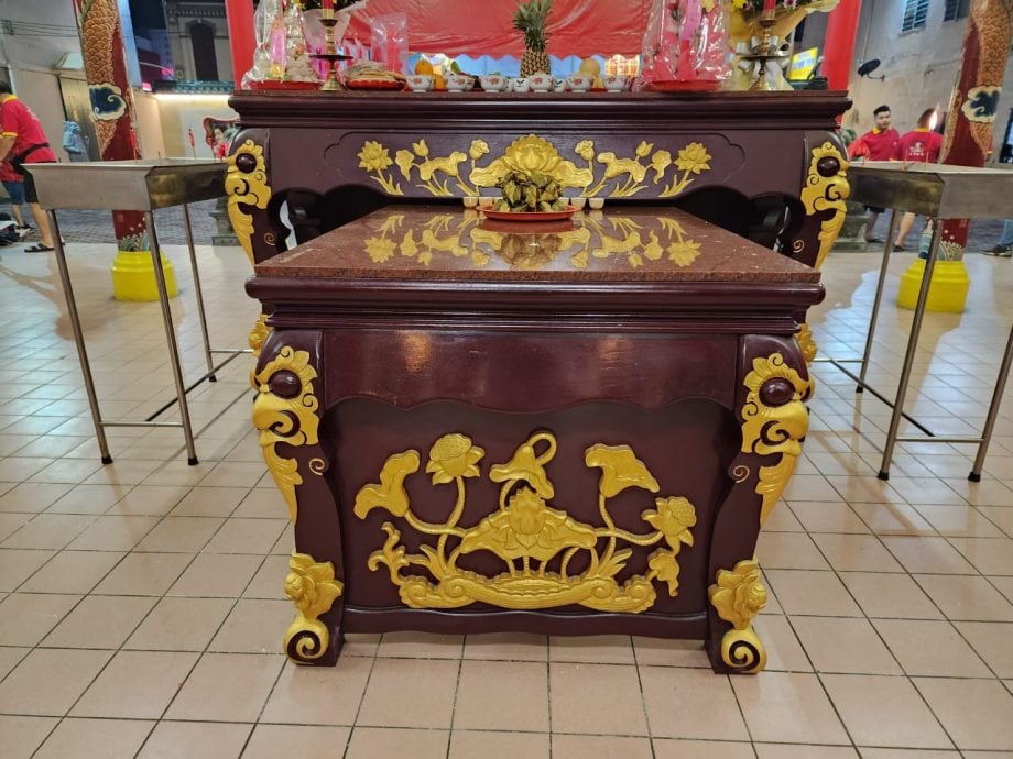 （古城封底主文）行管令期间耗时一年多，保安宫理事重修庙宇雕刻画，再次金光闪闪