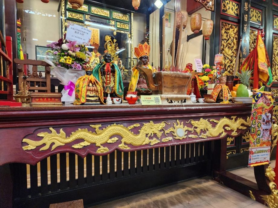 （古城封底主文）行管令期间耗时一年多，保安宫理事重修庙宇雕刻画，再次金光闪闪