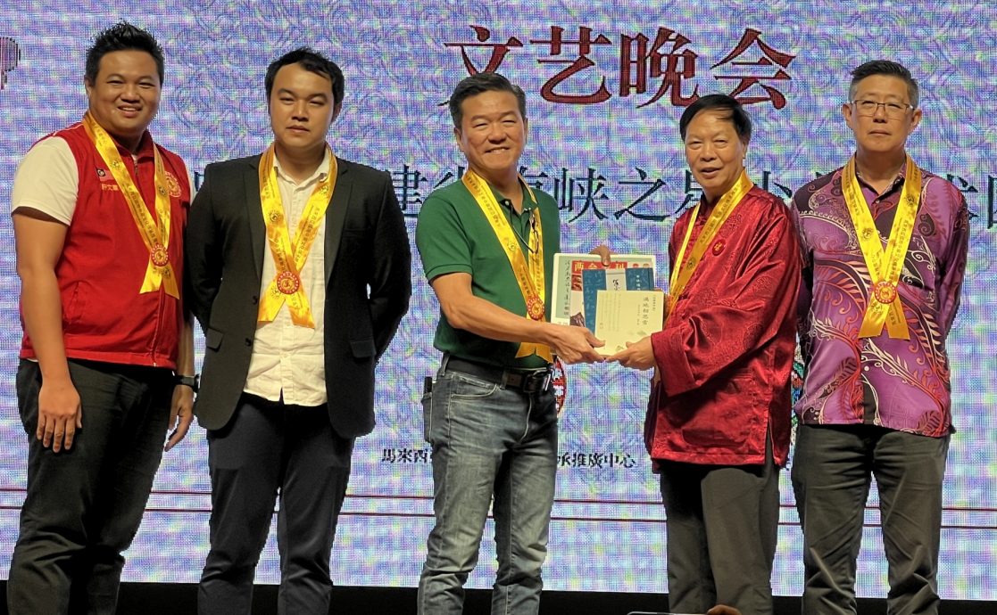 (古城封底版主文)以中华文化艺术交流为纽带·杨焕源:加深中马友谊