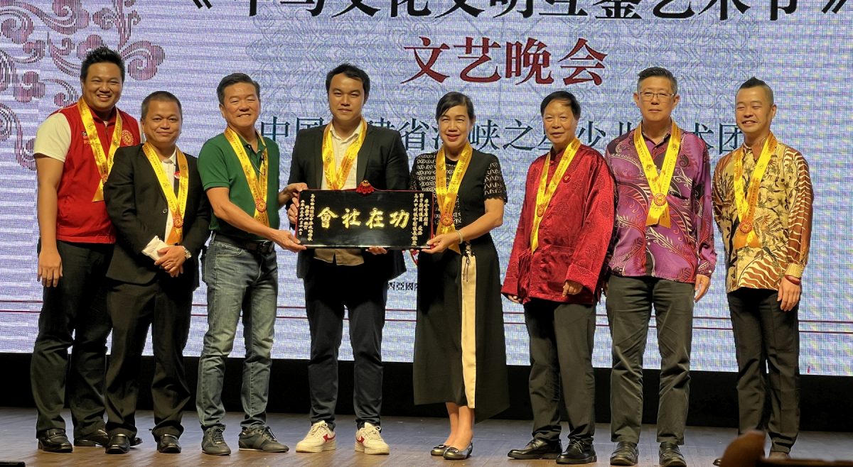 (古城封底版主文)以中华文化艺术交流为纽带·杨焕源:加深中马友谊