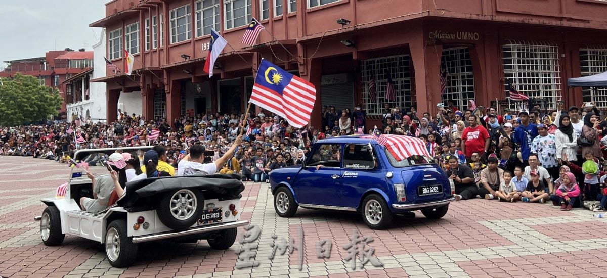 （古城封面主文）国庆庆典热闹举行·民众比心展现最美民情
