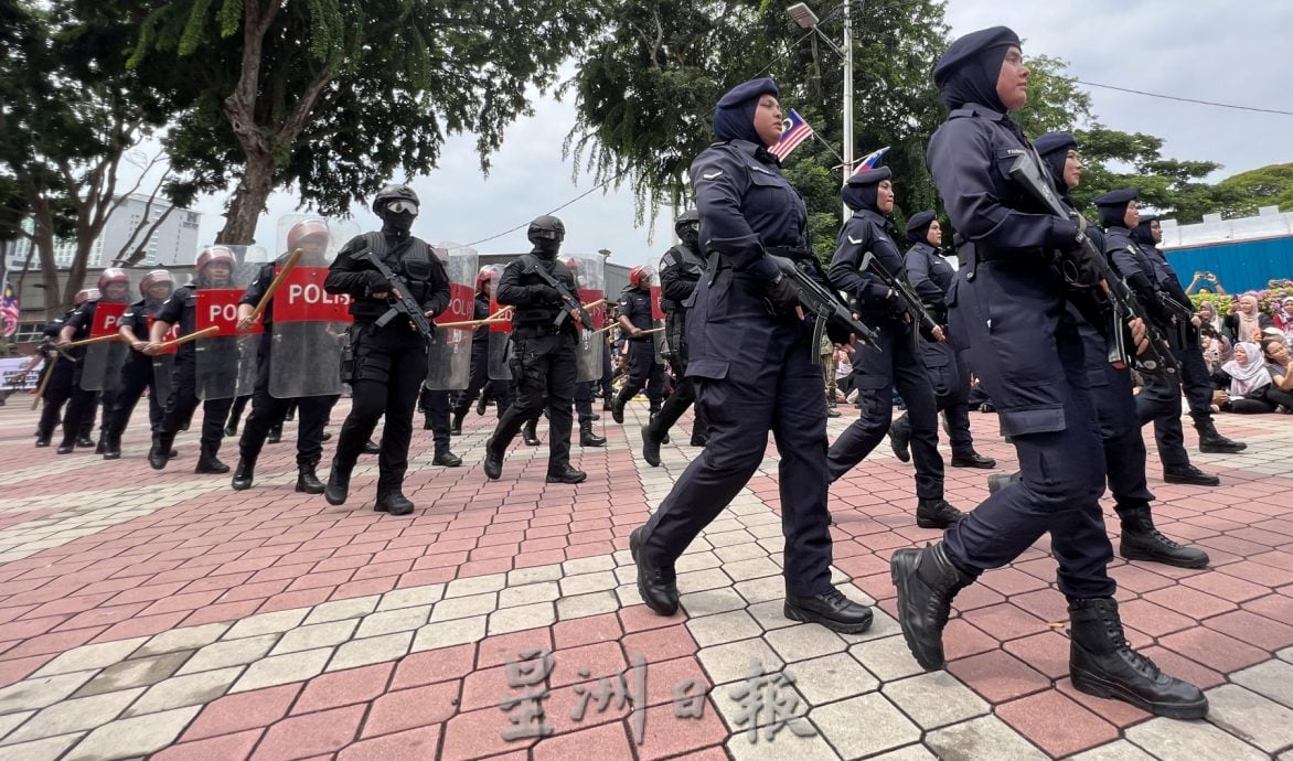 （古城封面主文）国庆庆典热闹举行·民众比心展现最美民情