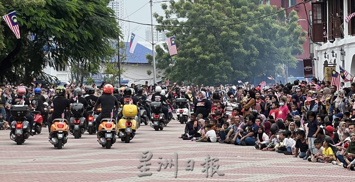 （古城封面主文）国庆庆典热闹举行·民众比心展现最美民情