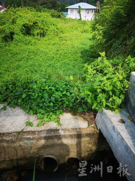 （古城封面主文）工业废水随著沟水流入住家范围 弥漫化学臭味 村民生活受影响
