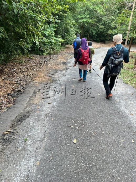 (古城封面主文)熊山登山好去处 柏油路破损危及登山客
