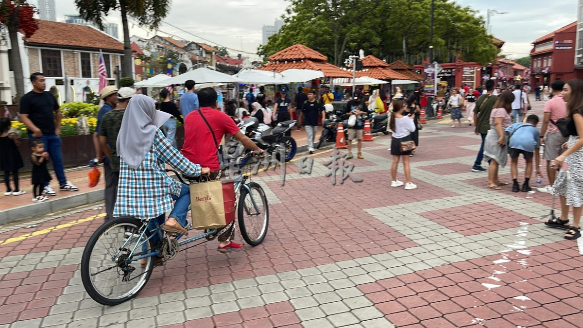 （古城封面主文）红屋落实无车区·游客安心参观拍照