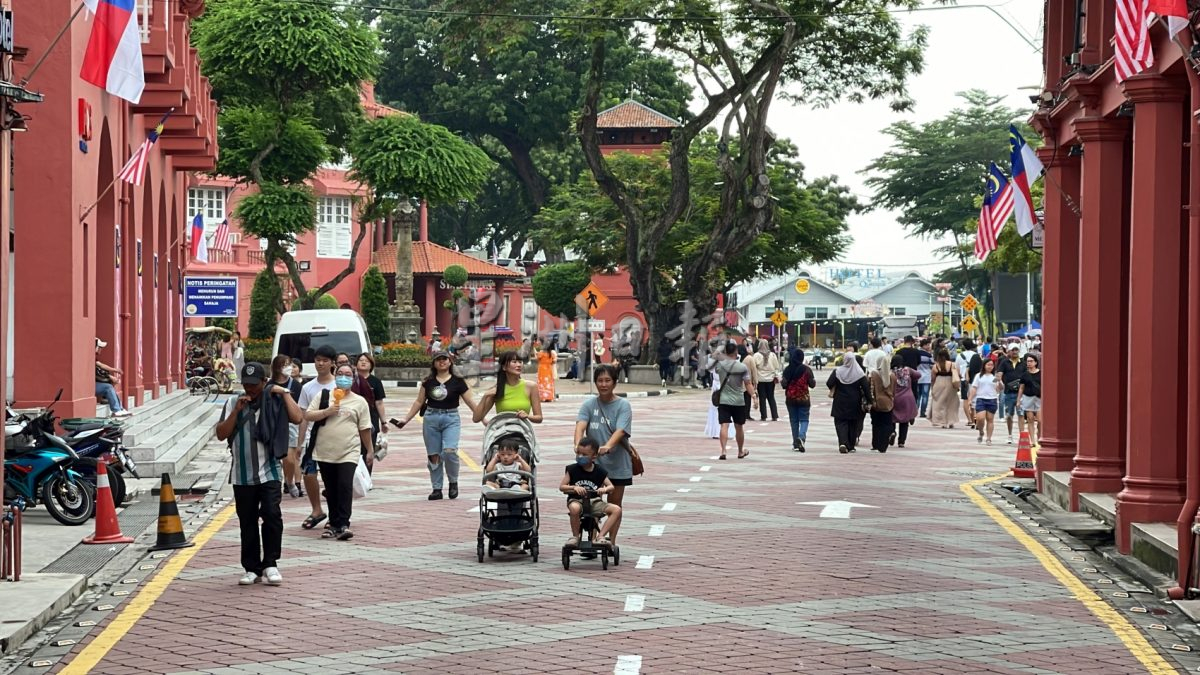 （古城封面主文）红屋落实无车区·游客安心参观拍照