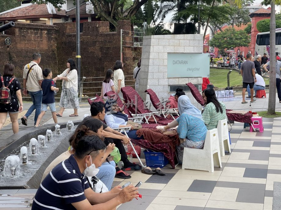 （古城封面主文）红屋落实无车区·游客安心参观拍照