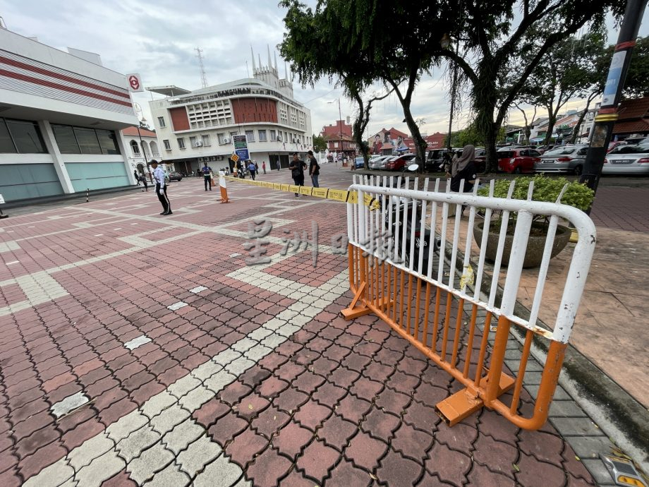 （古城封面主文）红屋落实无车区·游客安心参观拍照