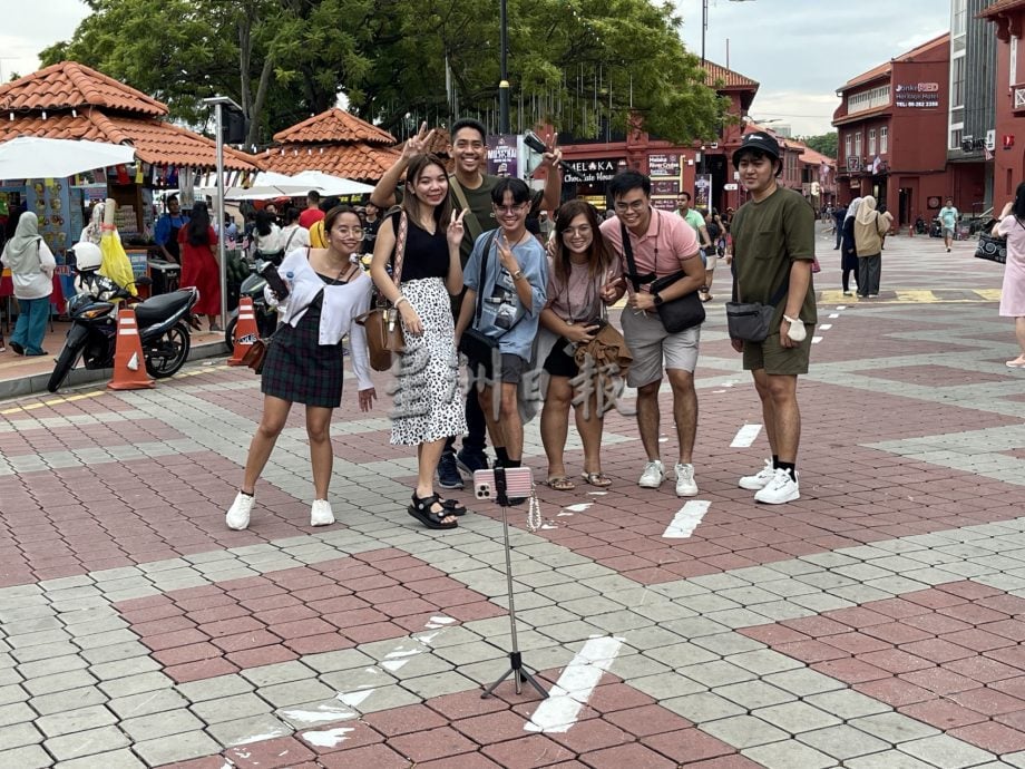 （古城封面主文）红屋落实无车区·游客安心参观拍照