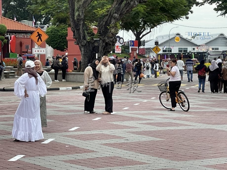 （古城封面主文）红屋落实无车区·游客安心参观拍照