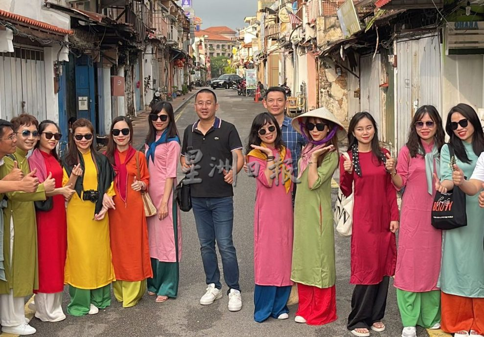 (古城封面主文)老街旅游复苏·台风不影响中国游客访甲