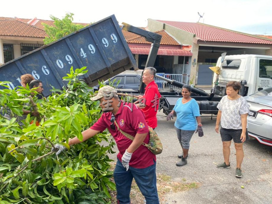 （古城版）住宅区垃圾量大，6个路段的垃圾需动用5辆大型垃圾槽清完