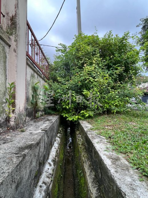（古城版）住宅区垃圾量大，6个路段的垃圾需动用5辆大型垃圾槽清完