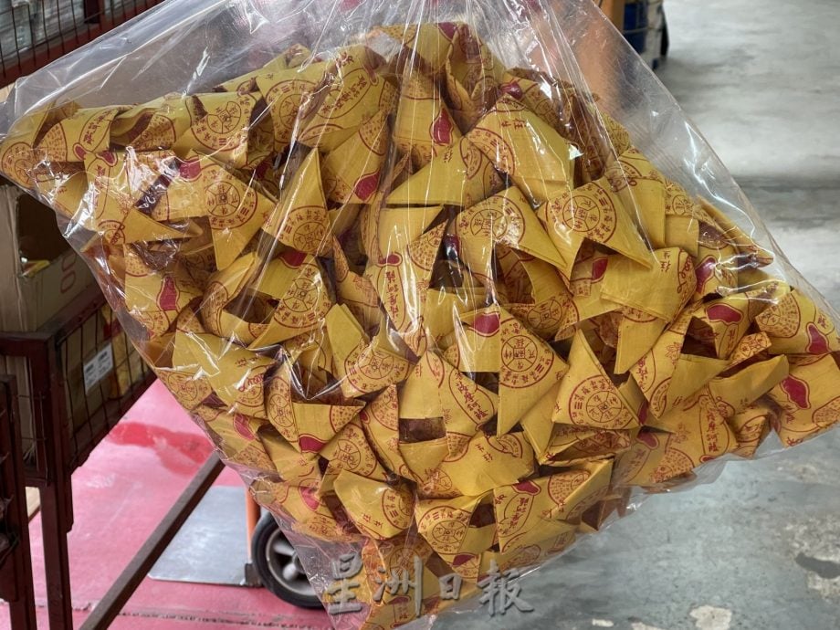 （古城第三版主文）商店工厂踊跃拜中元节·希望顺利平安