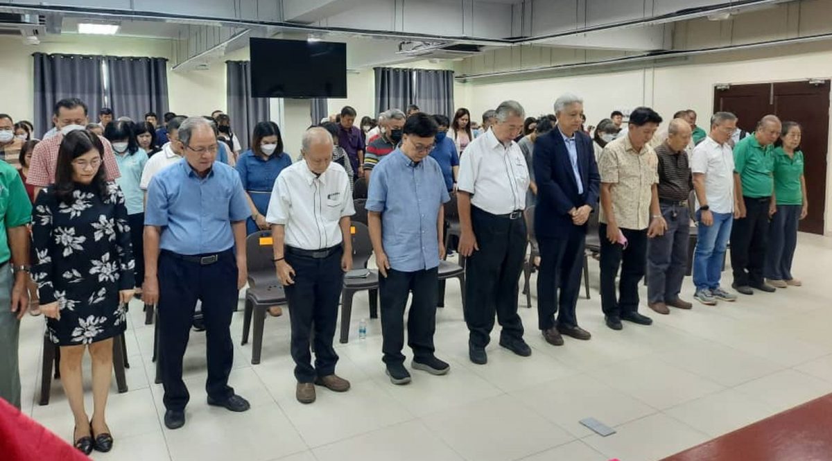 (古城第五版主文)何启良博士:沈慕羽日记暗藏着社会的阴暗和伤口,刻画的是那些有血有肉、有尊严、有坚持的“普通人”的命运。
