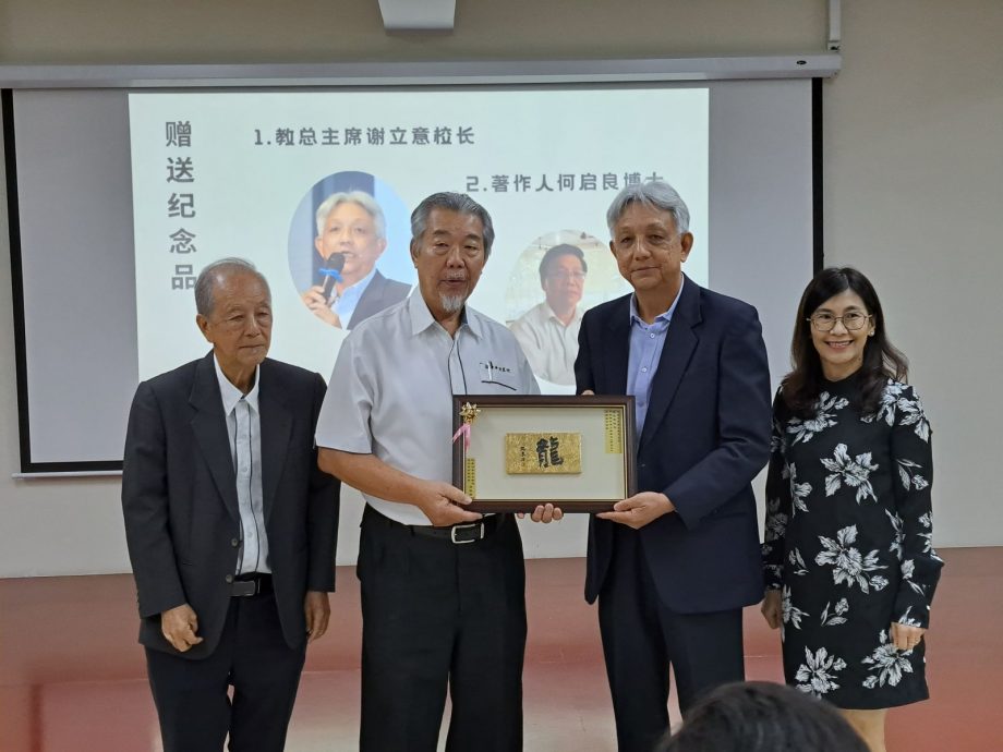 (古城第五版主文)何启良博士:沈慕羽日记暗藏着社会的阴暗和伤口,刻画的是那些有血有肉、有尊严、有坚持的“普通人”的命运。