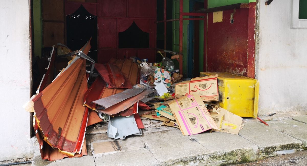 （古城第五版主文）旅游热闹区的空置商业店铺沦“垃圾屋”