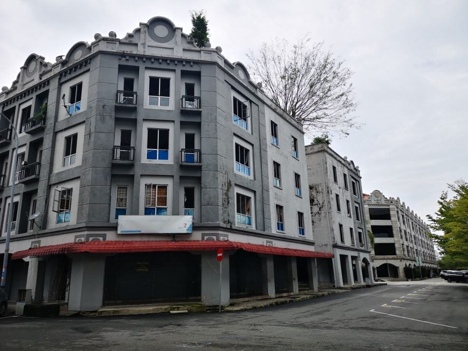 （古城第五版主文）旅游热闹区的空置商业店铺沦“垃圾屋”