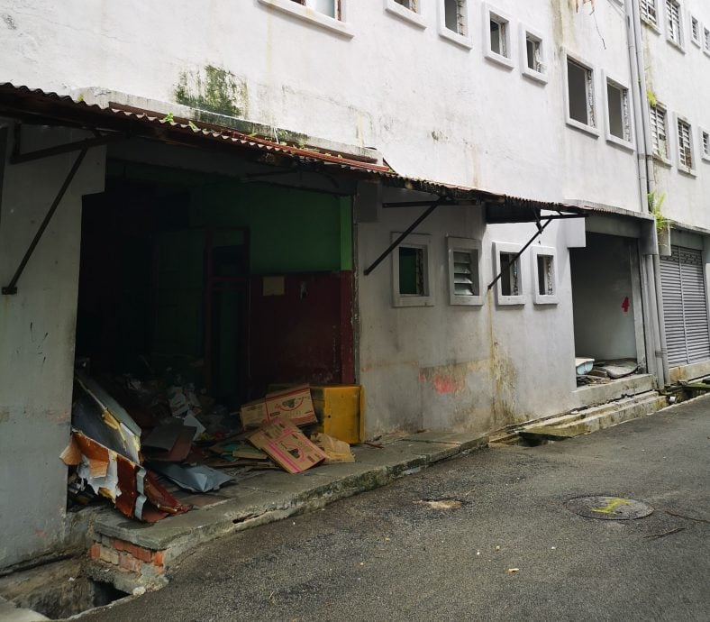 （古城第五版主文）旅游热闹区的空置商业店铺沦“垃圾屋”