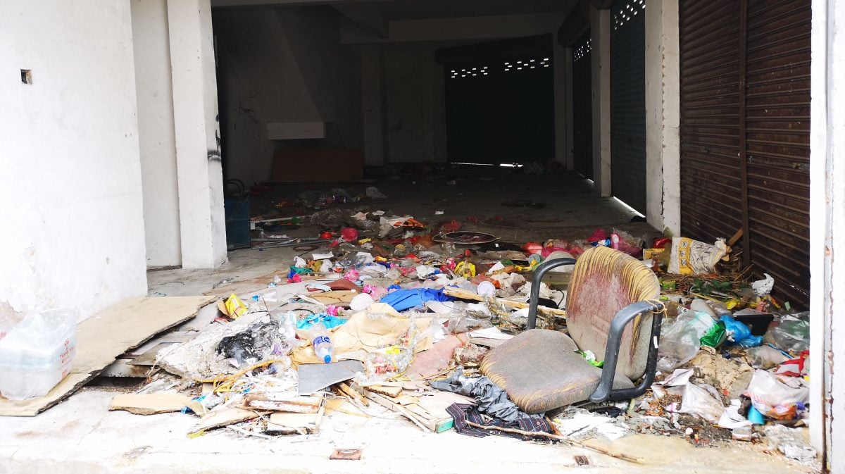 （古城第五版主文）旅游热闹区的空置商业店铺沦“垃圾屋”