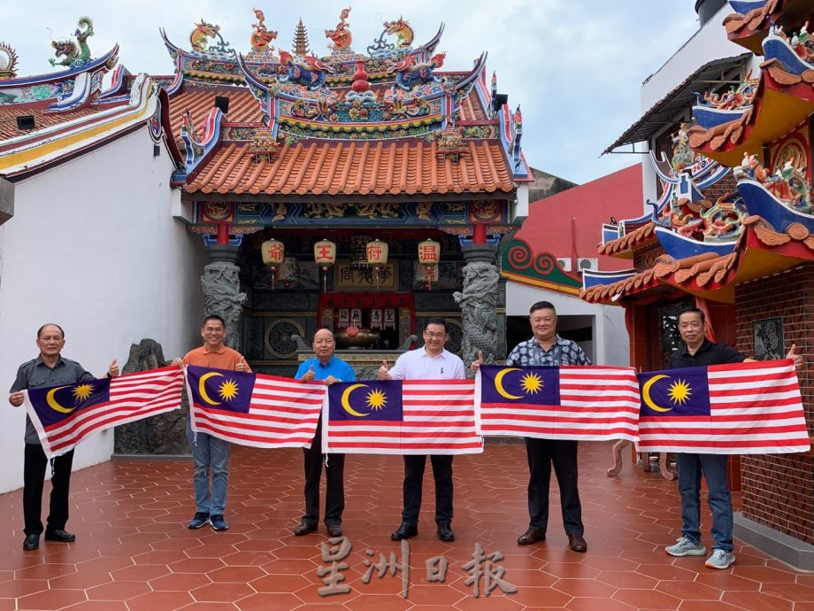 (古城第五版主文)鸡场街响应悬挂辉煌条纹运动