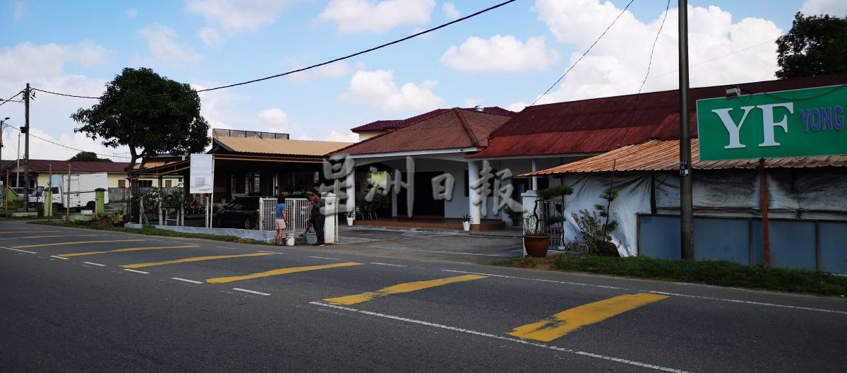 （古城第四版主文）沟崩逾年未修阻排水  家私店再遭水劫 店主自筑挡水墙自救