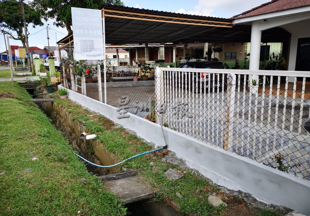 （古城第四版主文）沟崩逾年未修阻排水  家私店再遭水劫 店主自筑挡水墙自救