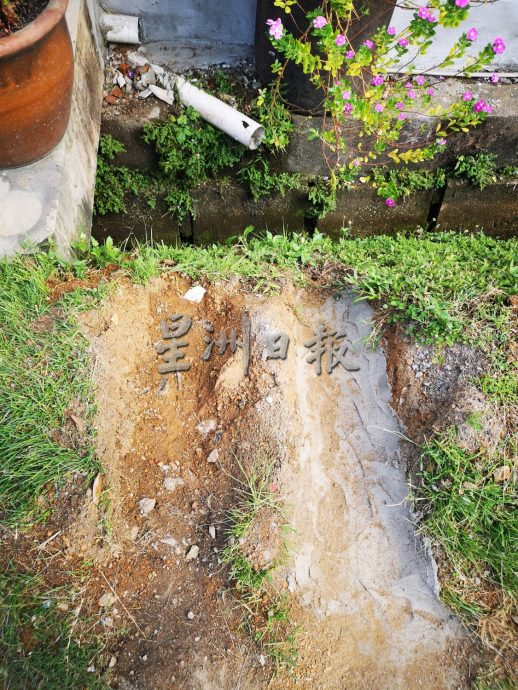 （古城第四版主文）沟崩逾年未修阻排水  家私店再遭水劫 店主自筑挡水墙自救
