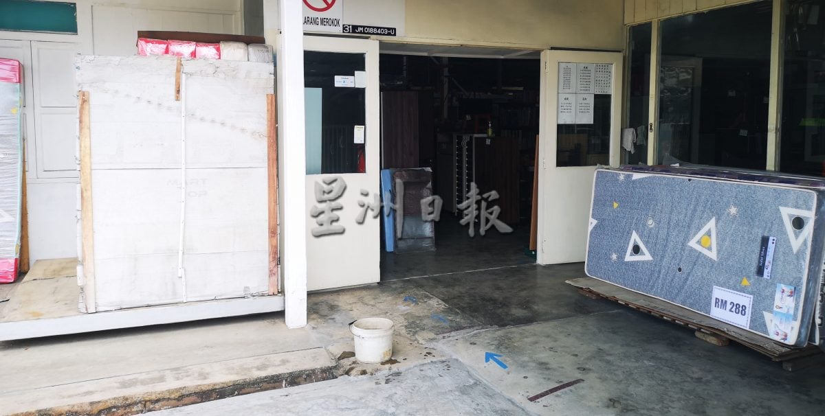 (古城第四版主文)沟崩逾年未修阻排水 家私店再遭水劫 店主自筑挡水墙自救