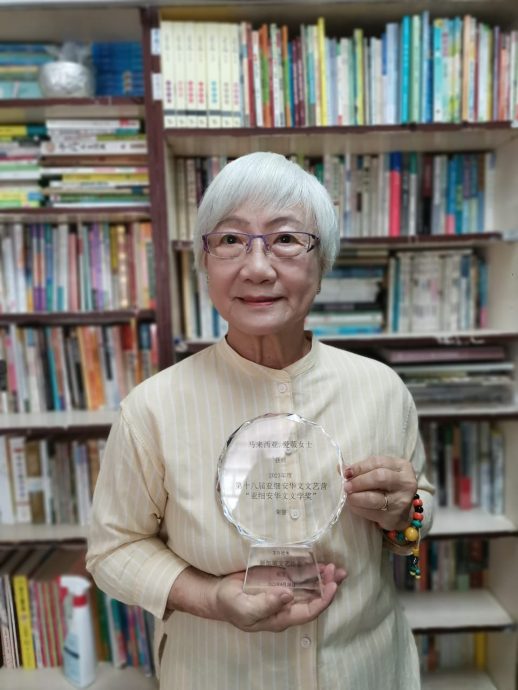 (吉隆坡30日讯)马来西亚资深作家爱薇(原名苏凤喜),于第18届亚细安华文文艺营上获颁2023年亚细