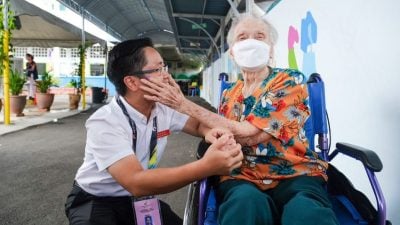 每届大选风雨无阻  92岁阿嫲坐轮椅也要来投票