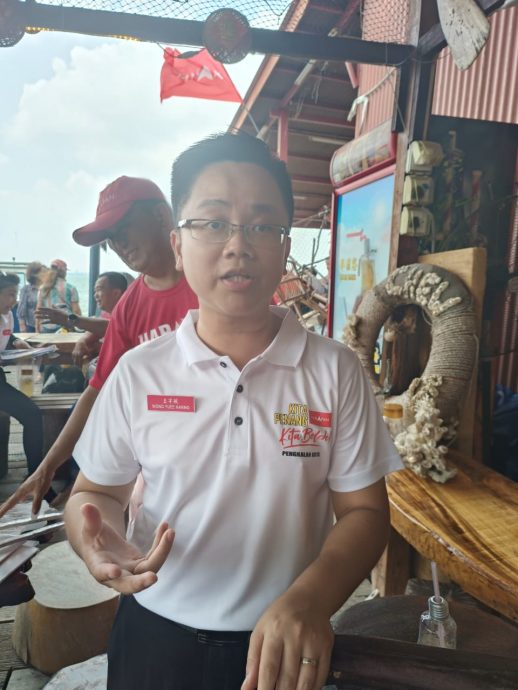 (大北马)敦林大道围栏铁丝网被撞毁 王宇航吁民众勿贪一时之快随意过马路