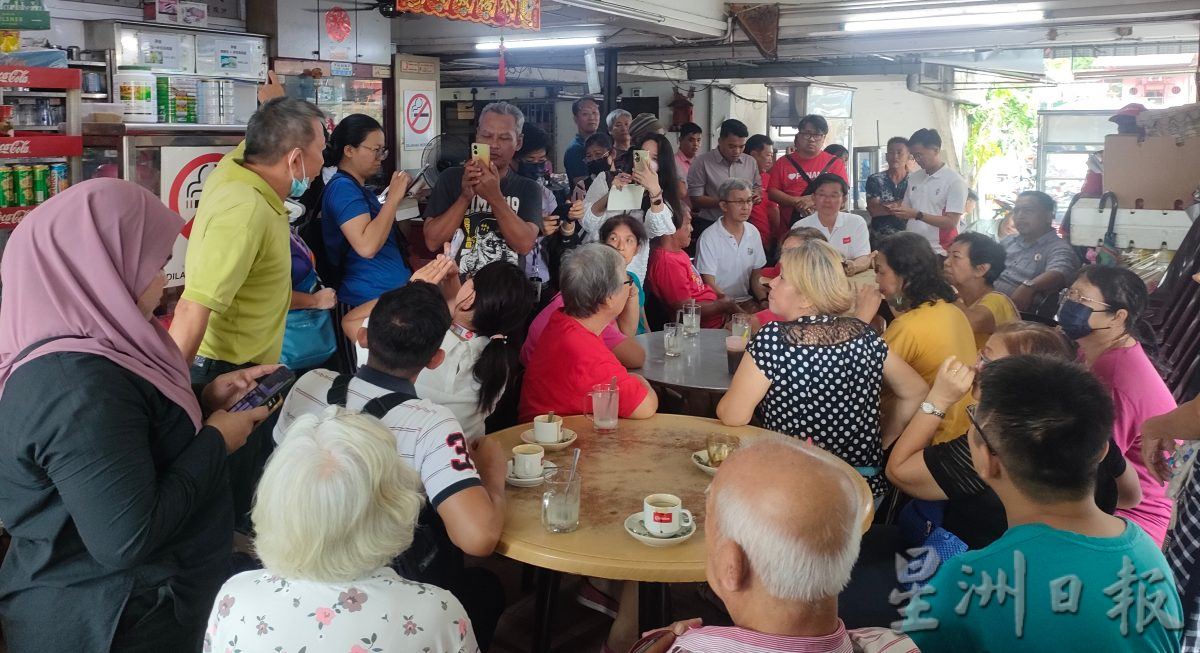 （大北马）阿兹鲁与民交流 男子踩场高呼不支持