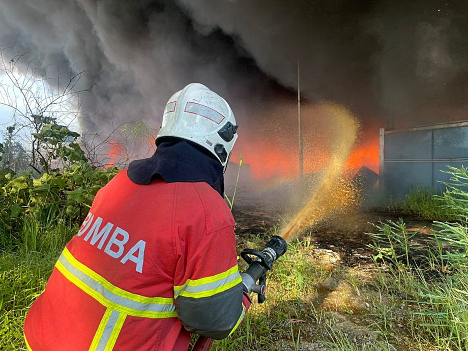 (已签发)柔:士乃泗隆路工厂著火,幸无人伤亡