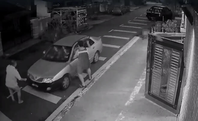 (已签发)柔:狮城二三事头条:狮城大阿窿新山讨债 跑腿上门泼漆遭反击车被砸