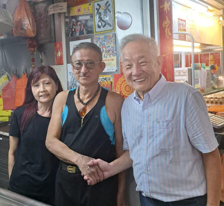 (已签发)柔:狮城二三事:3准总统候选人勤走访小贩中心 大打亲民美食牌