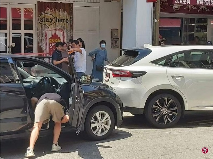 (已签发)柔:狮城二三事:两男疑争车位起争执 惊动警方